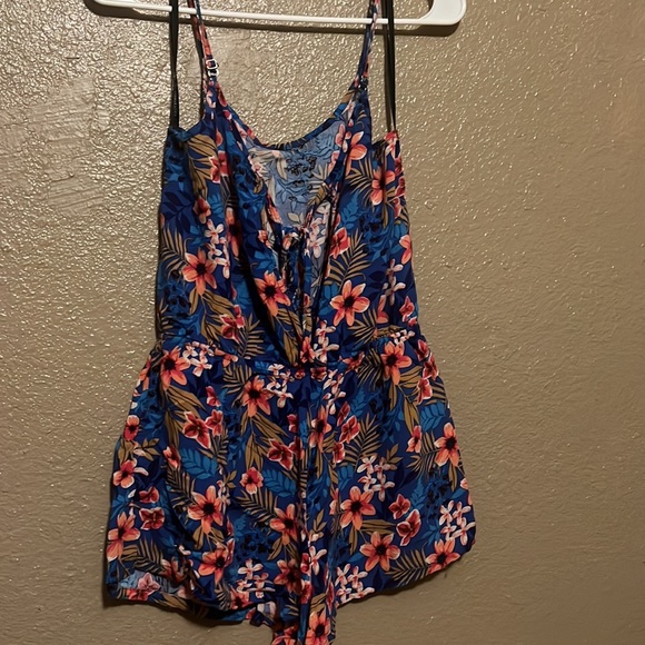 Shorts jumpsuit size medium 🌺 - Picture 4 of 6